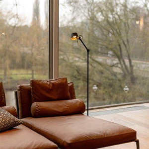 Rund base af Tonone BOLT10 FLOOR lampe i misty white, stabil og moderne design.